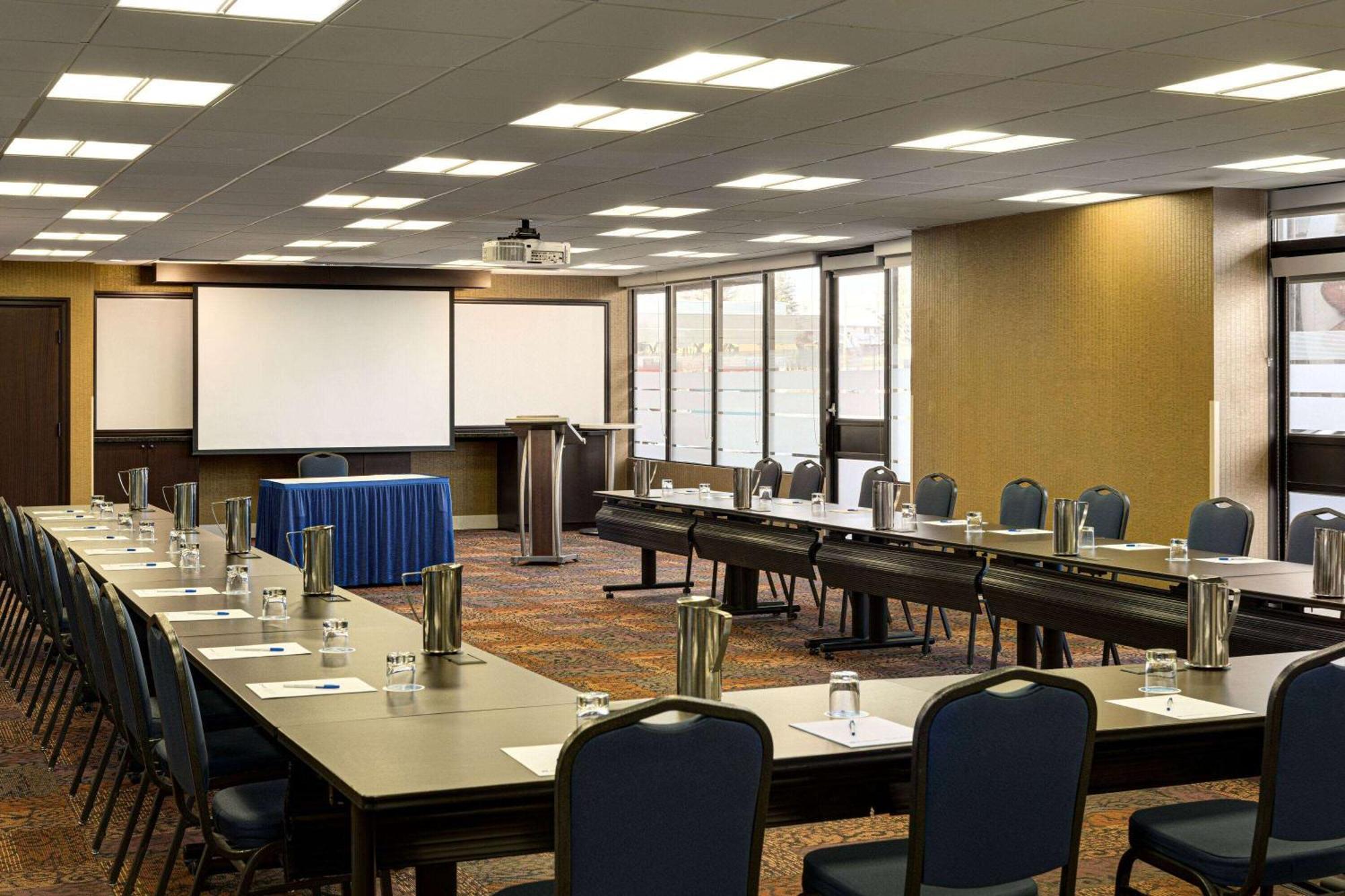 Wyndham And Conference Centre Hotel 4*